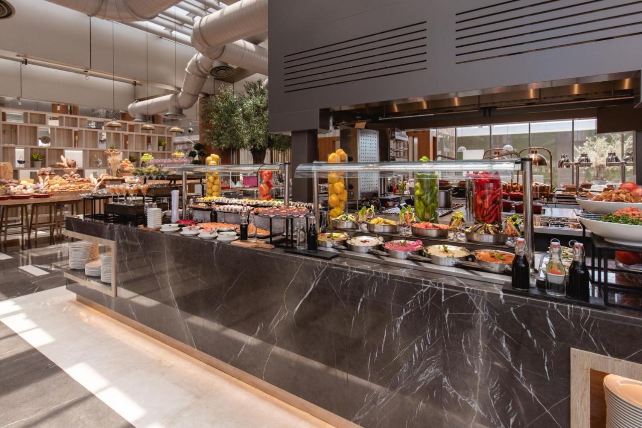 Jeddah Marriott Hotel Madinah Road Kültér fotó The buffet at the hotel