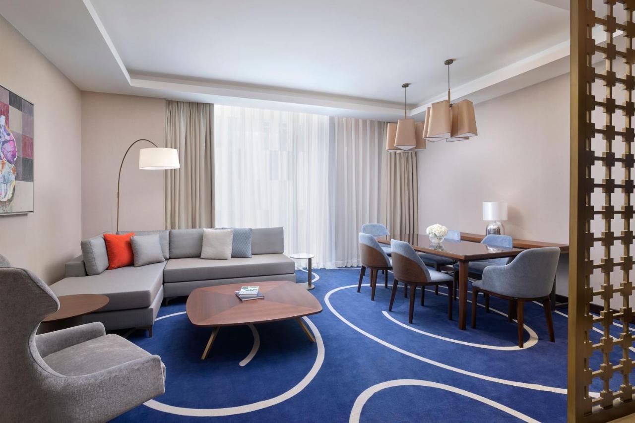 Jeddah Marriott Hotel Madinah Road Kültér fotó A suite at the hotel