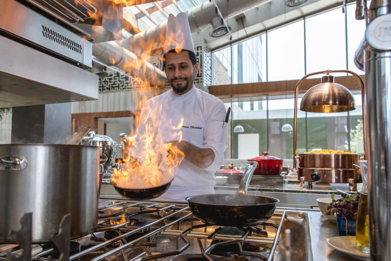 Jeddah Marriott Hotel Madinah Road Kültér fotó Chef cooking with a flambé torch