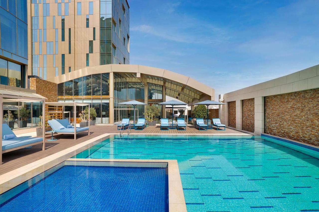 Jeddah Marriott Hotel Madinah Road Kültér fotó The swimming pool at the hotel