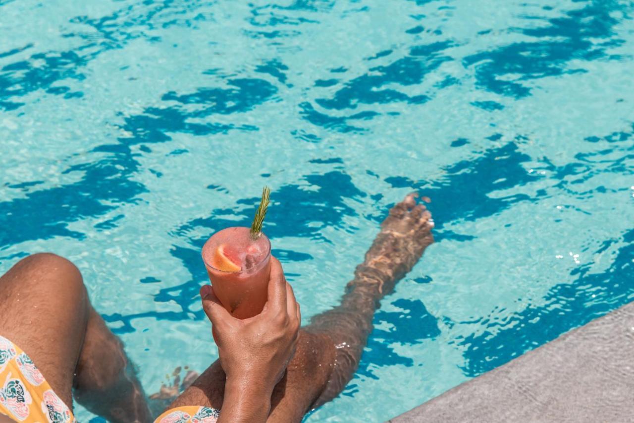 Jeddah Marriott Hotel Madinah Road Kültér fotó A woman holding a cocktail in a swimming pool