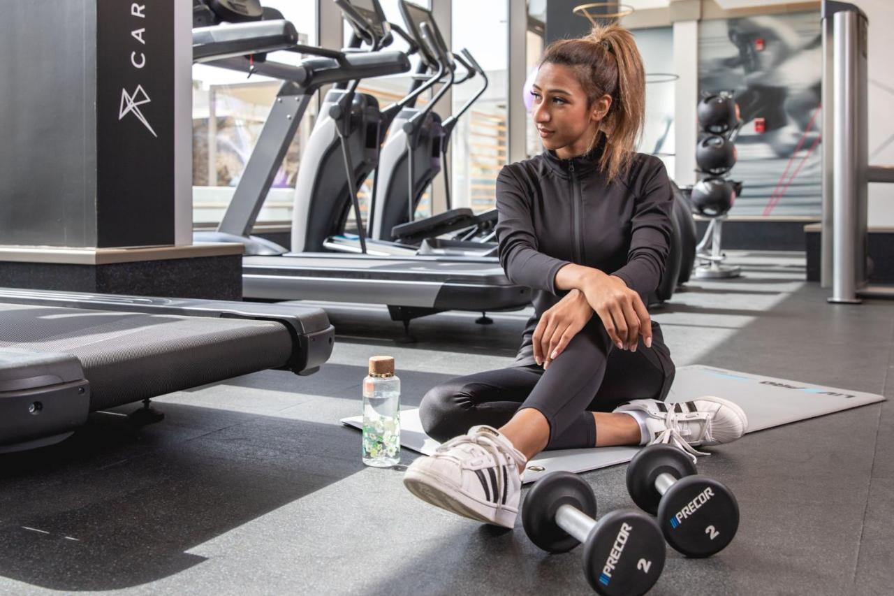 Jeddah Marriott Hotel Madinah Road Kültér fotó A woman in a gym