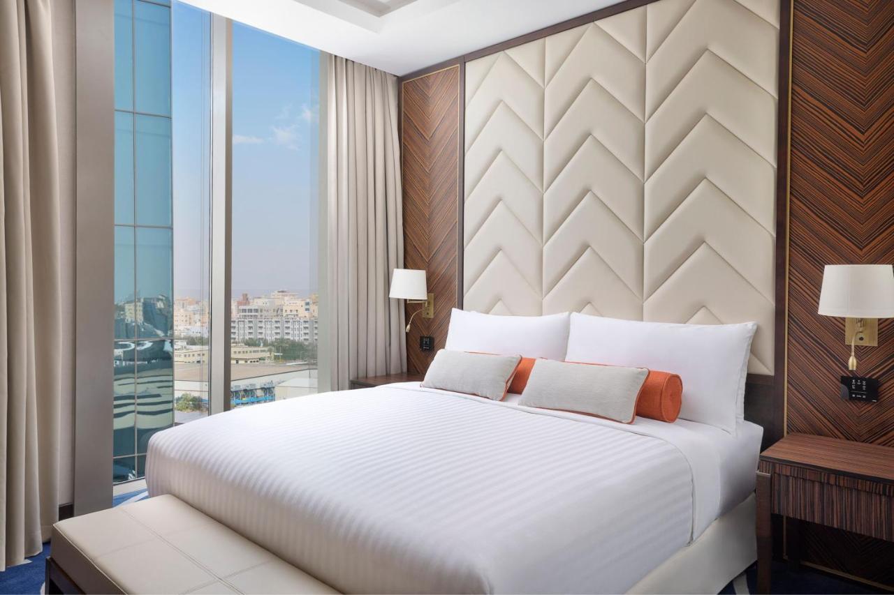 Jeddah Marriott Hotel Madinah Road Kültér fotó A bedroom at the hotel