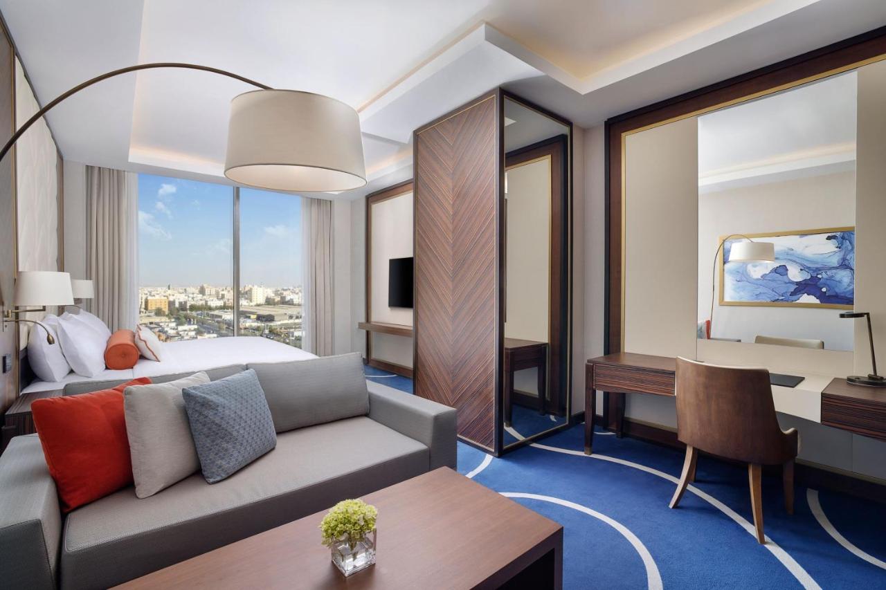Jeddah Marriott Hotel Madinah Road Kültér fotó A suite at the hotel
