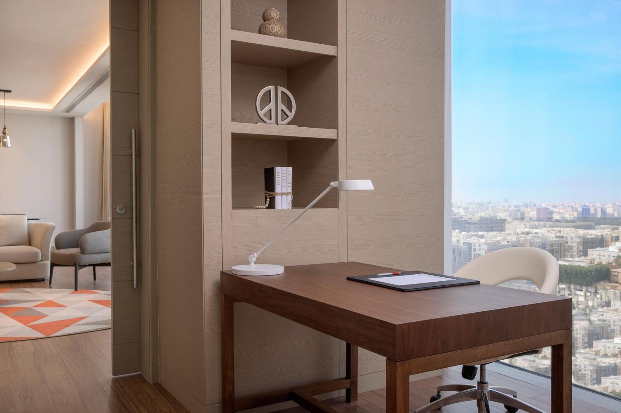 Jeddah Marriott Hotel Madinah Road Kültér fotó A work desk in a hotel room