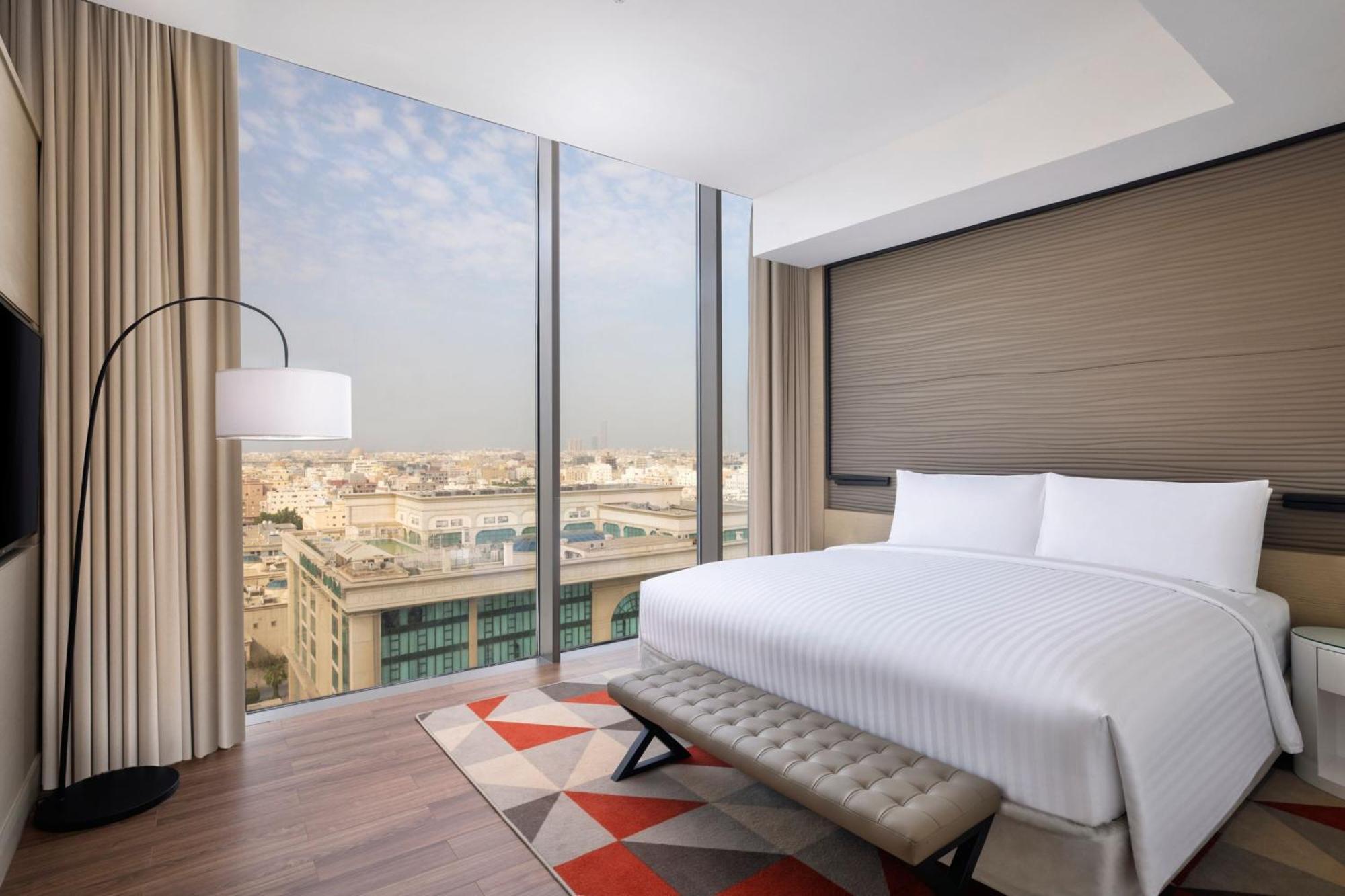 Jeddah Marriott Hotel Madinah Road Kültér fotó A bedroom at the hotel