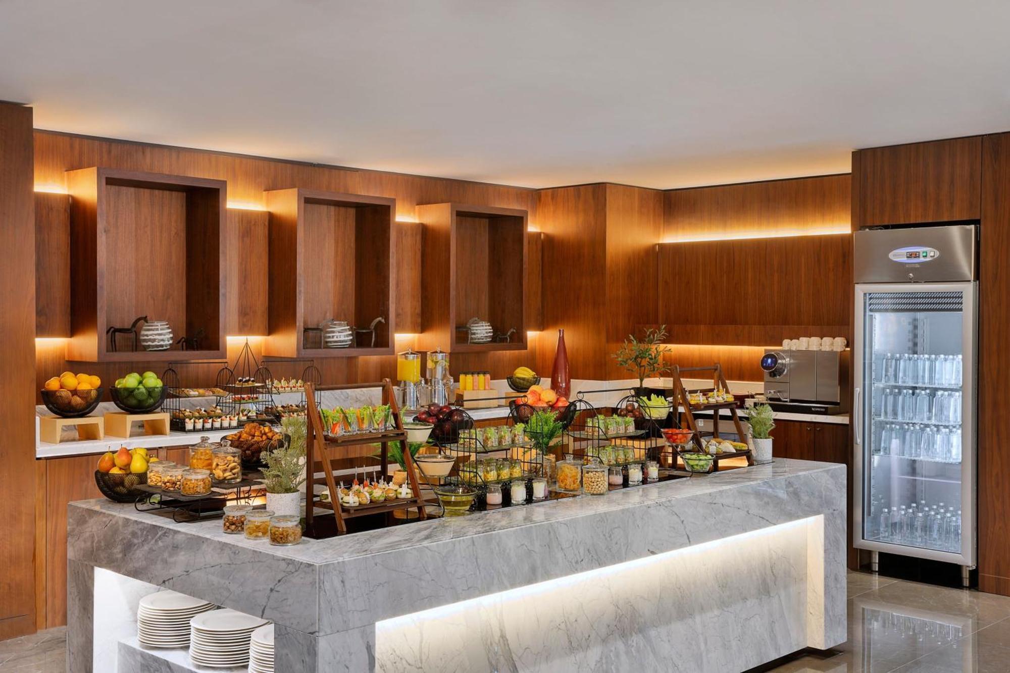 Jeddah Marriott Hotel Madinah Road Kültér fotó The buffet at the lounge