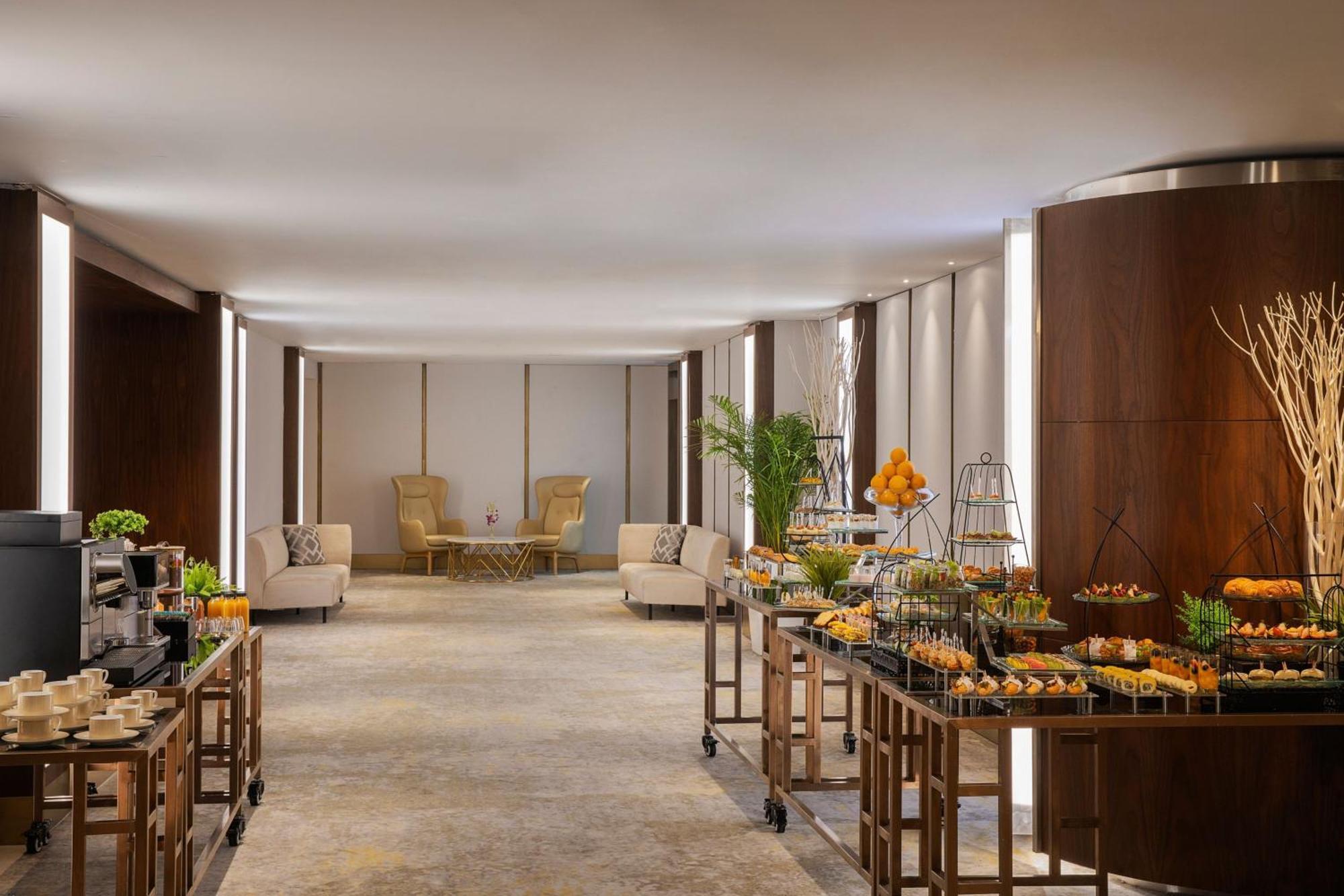 Jeddah Marriott Hotel Madinah Road Kültér fotó The Westin Mumbai International Airport