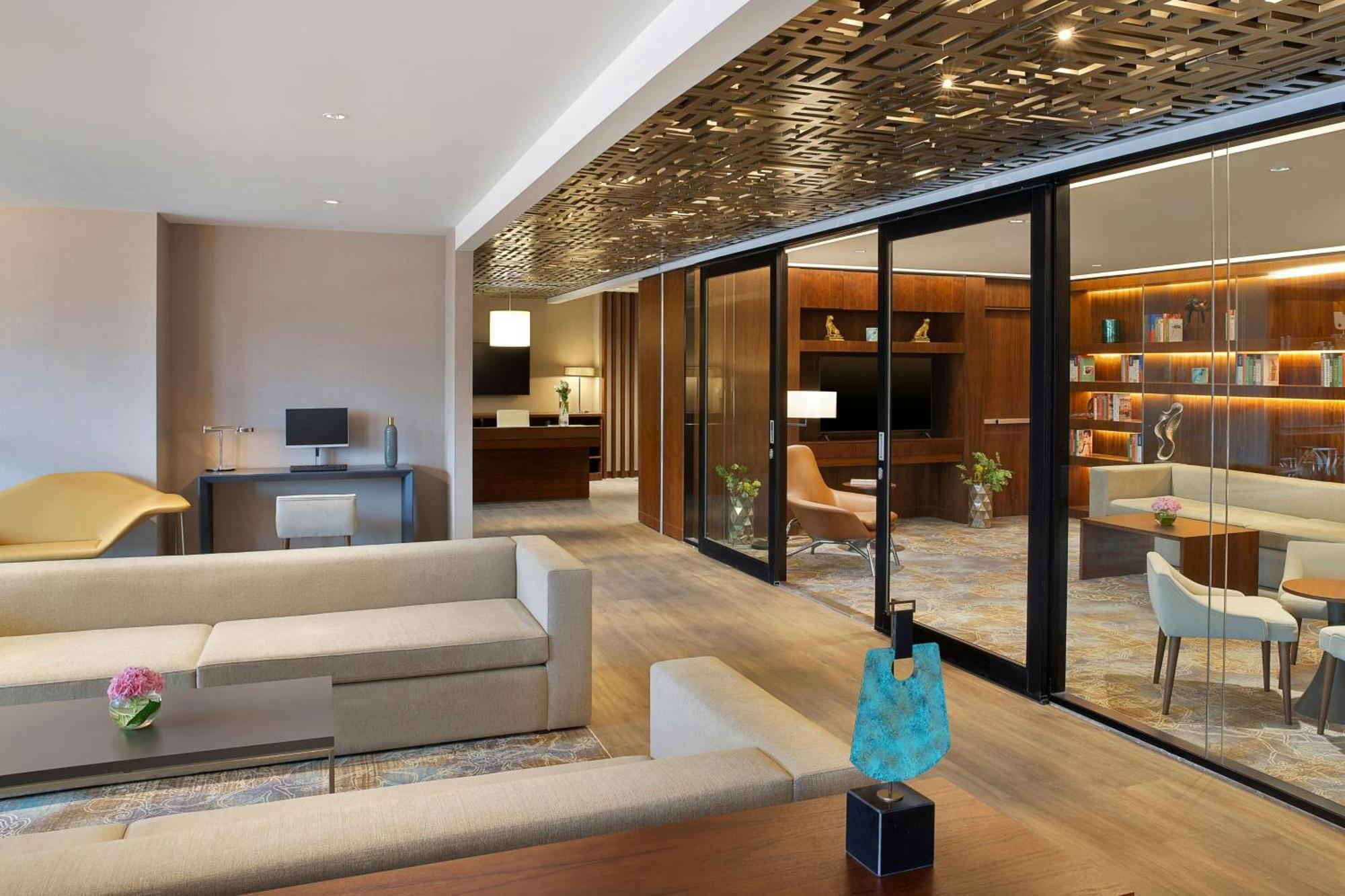 Jeddah Marriott Hotel Madinah Road Kültér fotó The Westin Mumbai International Airport